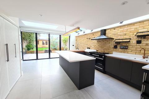 4 bedroom semi-detached house to rent, Green Wrythe Lane, Carshalton