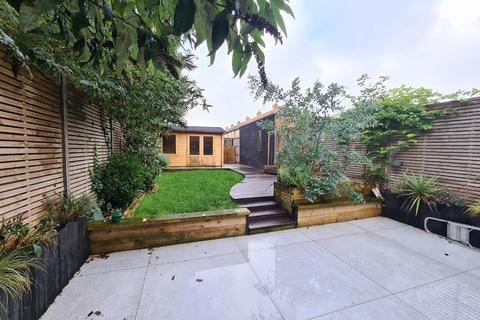 4 bedroom semi-detached house to rent, Green Wrythe Lane, Carshalton