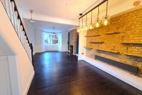 4 bedroom semi-detached house to rent, Green Wrythe Lane, Carshalton