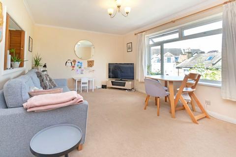 2 bedroom flat to rent, Graham Road, London SW19