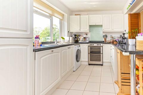 2 bedroom flat to rent, Graham Road, London SW19