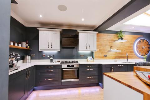 3 bedroom semi-detached house for sale, Langdale Avenue, York