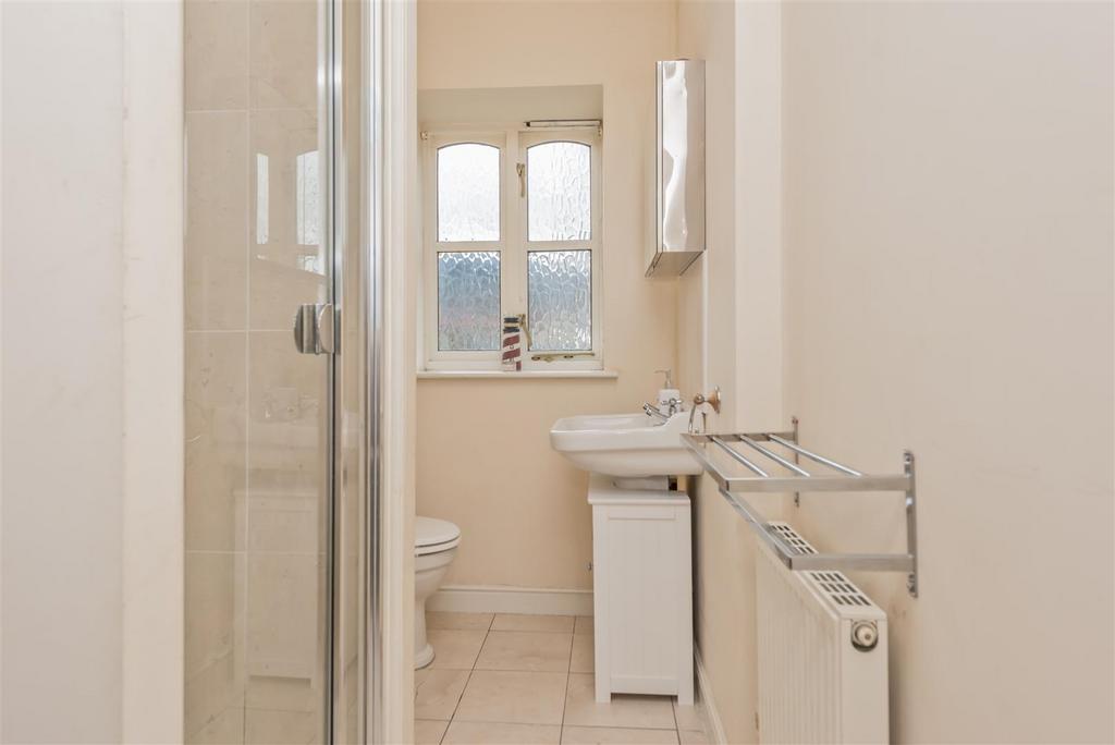 En-suite Shower Room / WC: