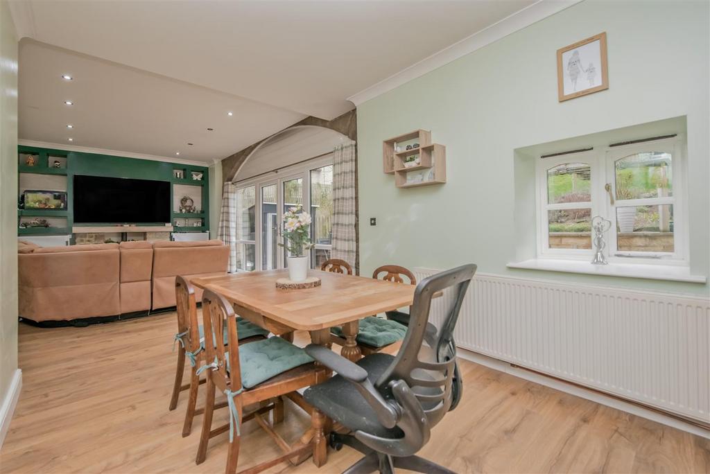 Living Room / Dining Room: