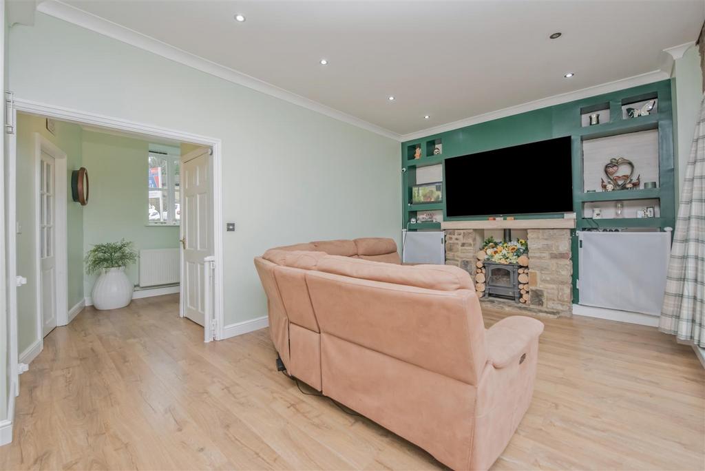 Living Room / Dining Room: