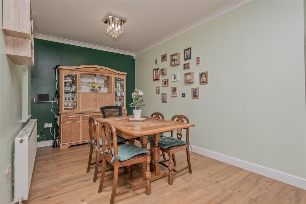 Living Room / Dining Room: