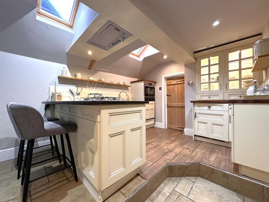 Contemporary Breakfast Kitchen 832