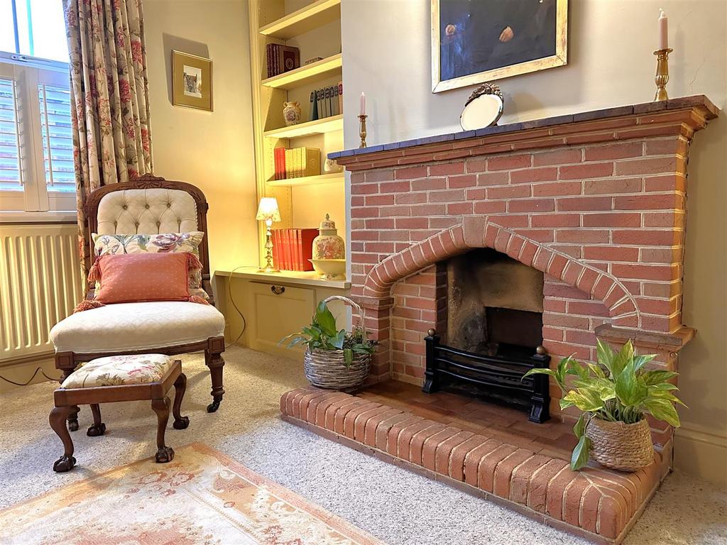 Retained Feature Fireplace 736