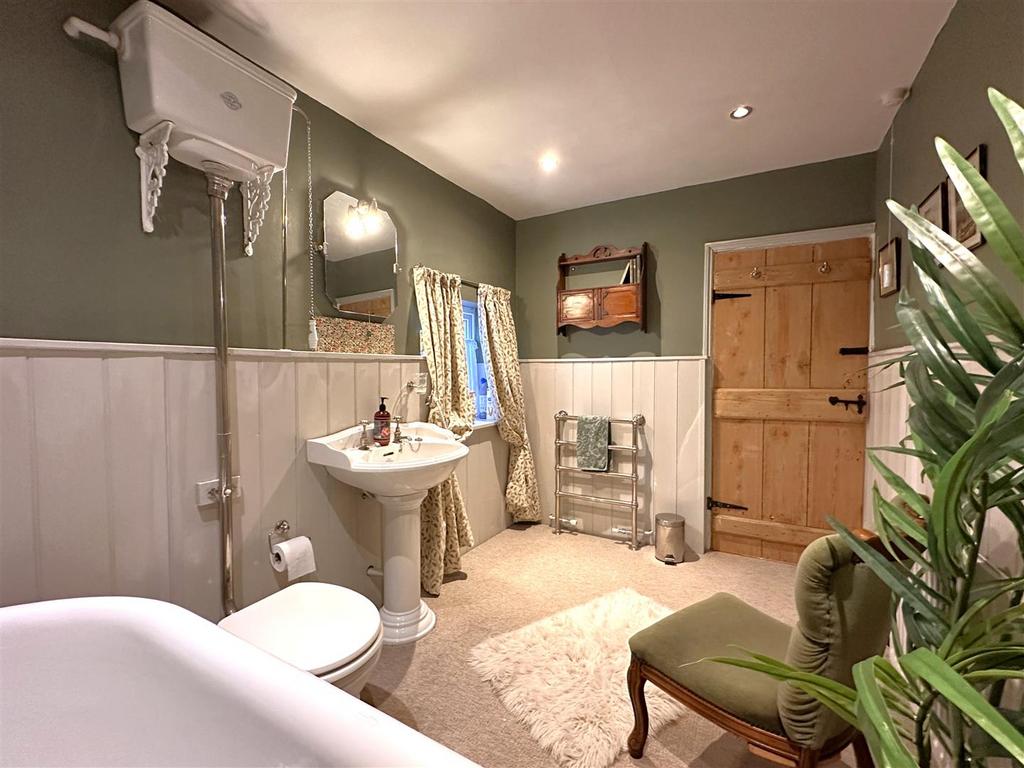 Spacious Bathroom 640