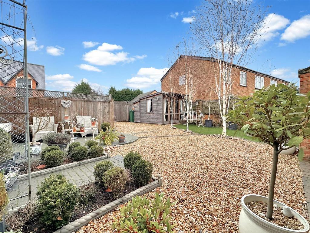 Delightful Low-Maintenance Garden 780