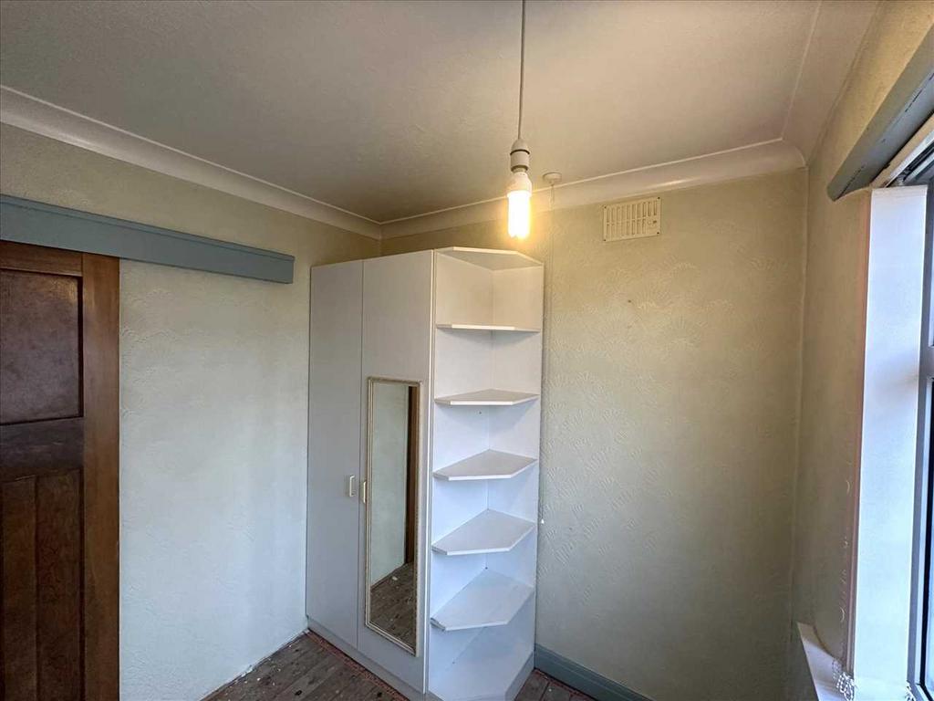 Front bedroom 3: