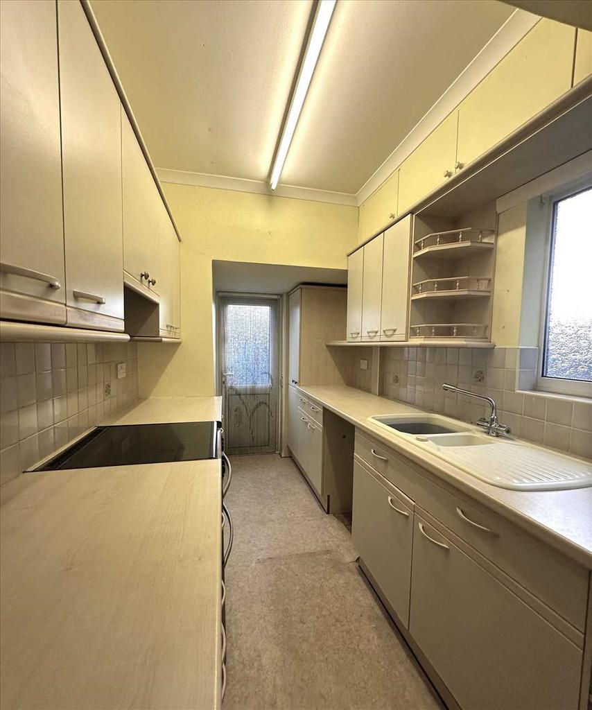 Sitting/dining room: