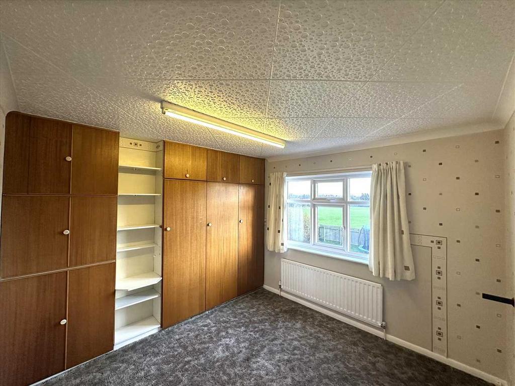 Front bedroom 1: