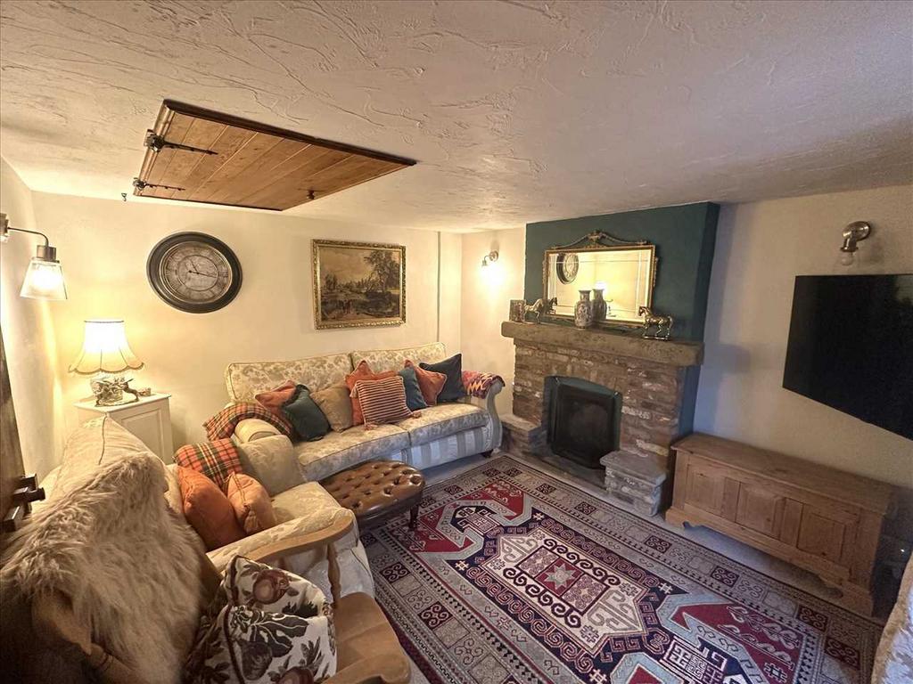 Dining/sitting room: