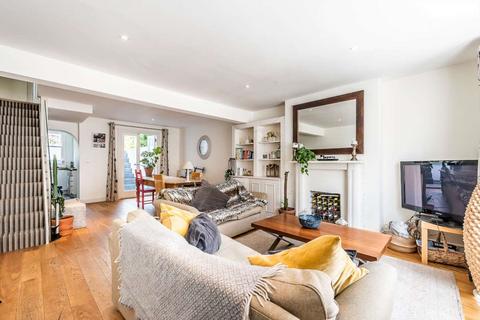 3 bedroom flat to rent, Auckland Road London SW11