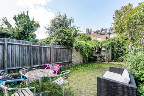 3 bedroom flat to rent, Auckland Road London SW11