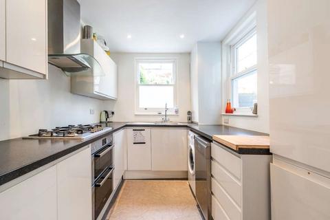 3 bedroom flat to rent, Auckland Road London SW11