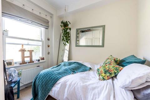 3 bedroom flat to rent, Auckland Road London SW11