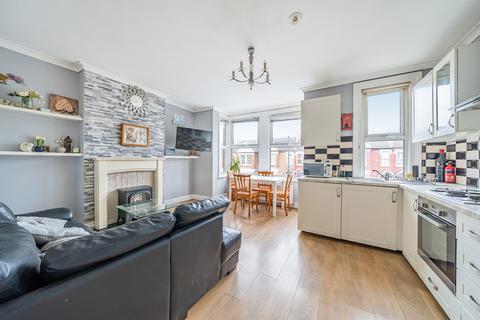 2 bedroom flat for sale, Warwick Road, London