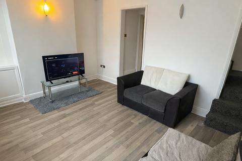 2 bedroom house to rent, Manthorpe Road, Grantham NG31