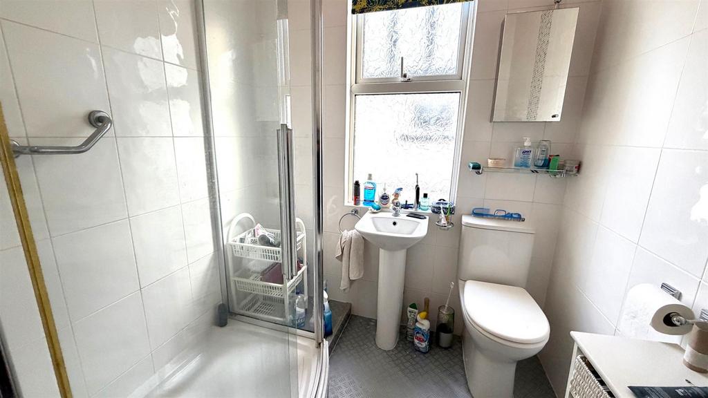 3 piece tiled shower room