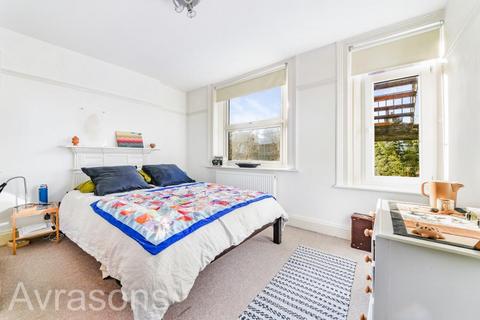 2 bedroom flat to rent, TALFOURD ROAD, CAMBERWELL,