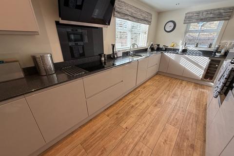 4 bedroom detached house for sale, Glen View Road, Eldwick, Bingley, BD16