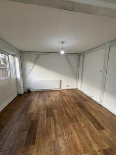 3 bedroom flat to rent, Roman Way, EN1