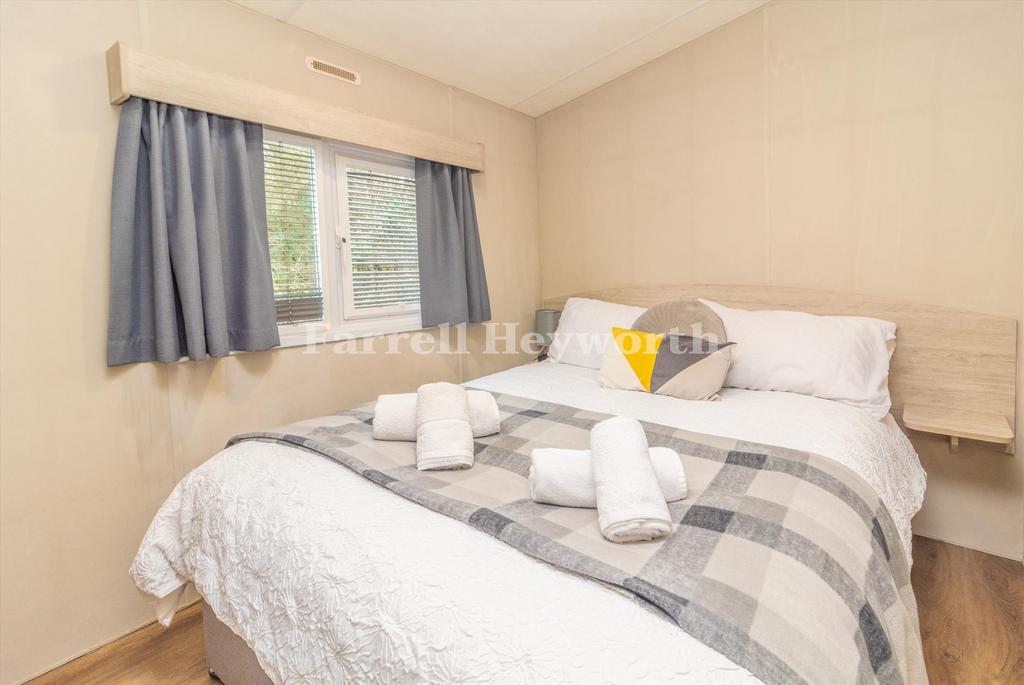 Bedroom 1 image 2
