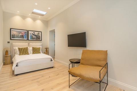 undefined, Heath Road, TWICKENHAM TW1