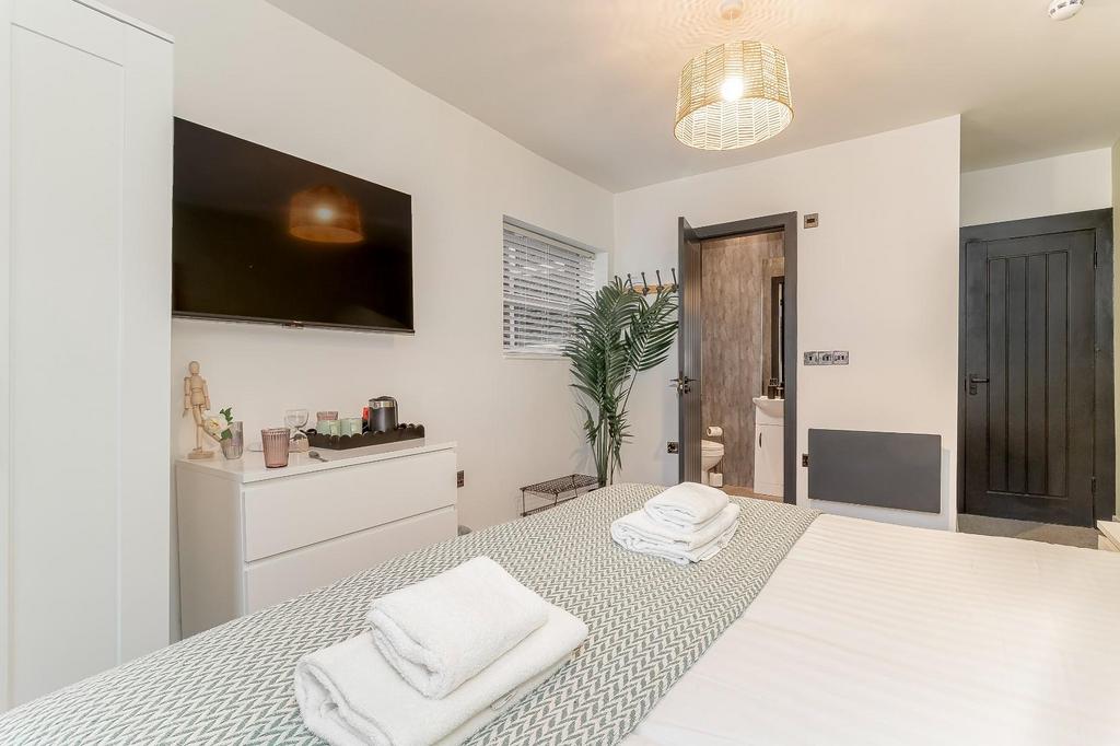 Bedroom 6 - B.jpg