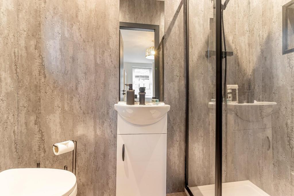 Bedroom 6 Ensuite.jpg