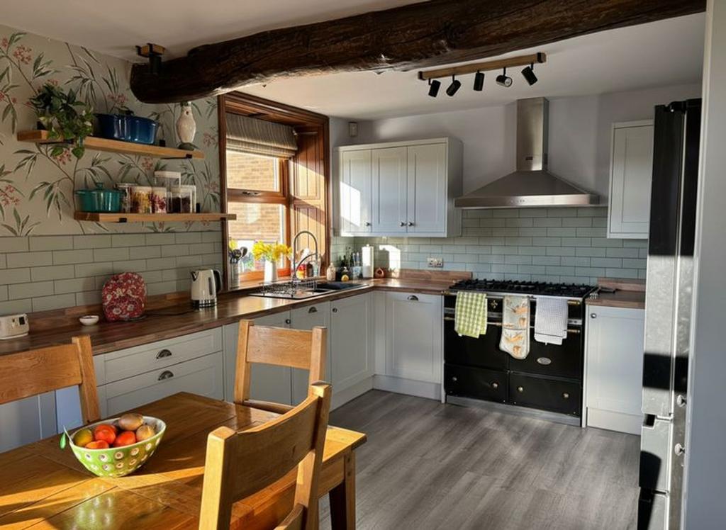 Dining kitchen