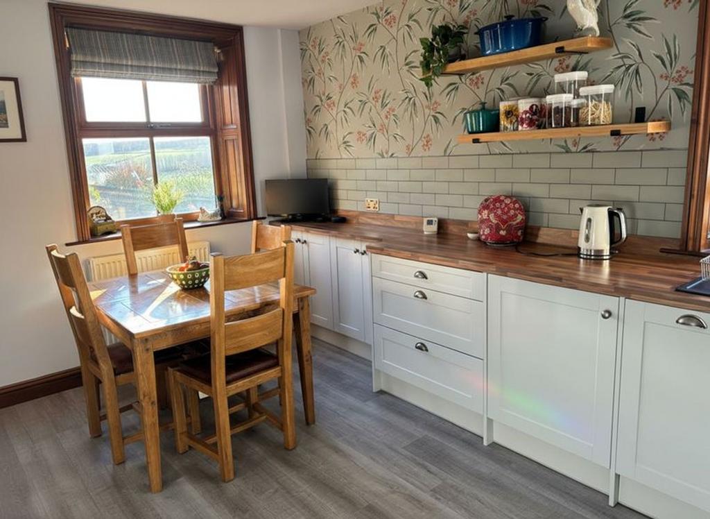 Dining kitchen