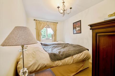 2 bedroom flat for sale, Woodridge Close, Enfield, EN2