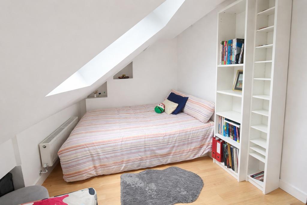 Bright, neatly presented attic bedroom with a s...