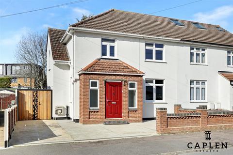 4 bedroom detached house to rent, Brocket Way, Chigwell