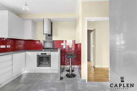 4 bedroom detached house to rent, Brocket Way, Chigwell