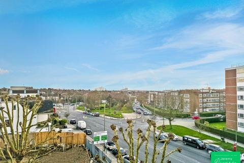 1 bedroom flat for sale, Regents Park Road, London