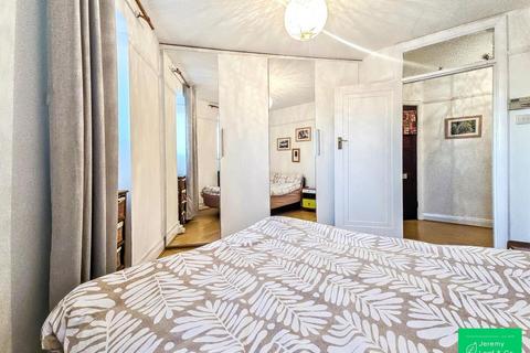1 bedroom flat for sale, Regents Park Road, London
