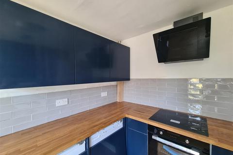 3 bedroom flat to rent, Ducie Street, Clapham North SW4