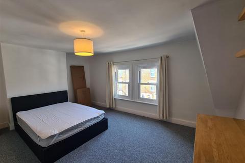 3 bedroom flat to rent, Ducie Street, Clapham North SW4
