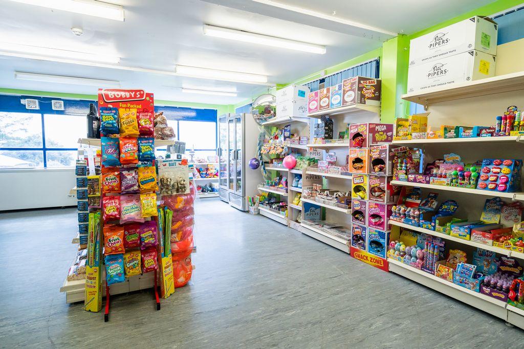 2023 Cornwall Polperro Shop Minimart Empty (1)