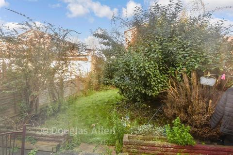 4 bedroom terraced house for sale, Lyndhurst Gardens, Ilford IG2