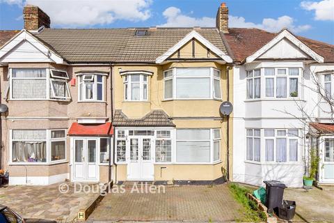 4 bedroom terraced house for sale, Lyndhurst Gardens, Ilford IG2