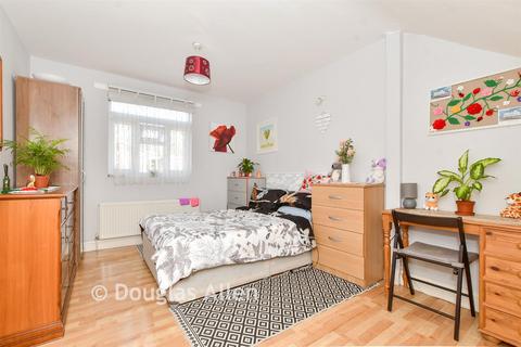 4 bedroom terraced house for sale, Lyndhurst Gardens, Ilford IG2
