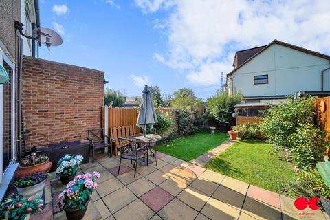 3 bedroom terraced house to rent, South Hall Drive, Rainham RM13