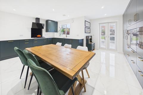 4 bedroom semi-detached house for sale, Adeyfield Road, Hemel Hempstead Hemel Hempstead, HP2