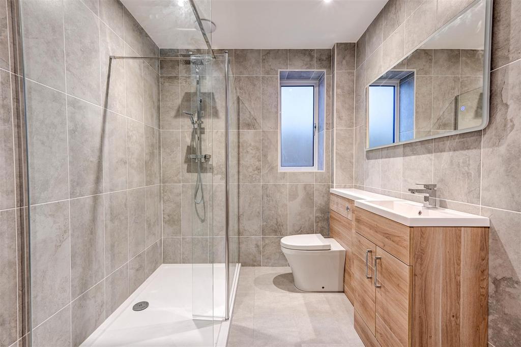 En-suite to bedrooms 3 and 4.jpg