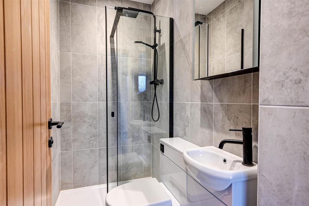 En-suite to bedroom 2.jpg